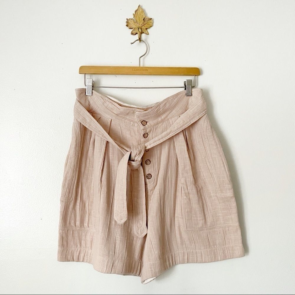 Free People tan pleated belt shorts Large